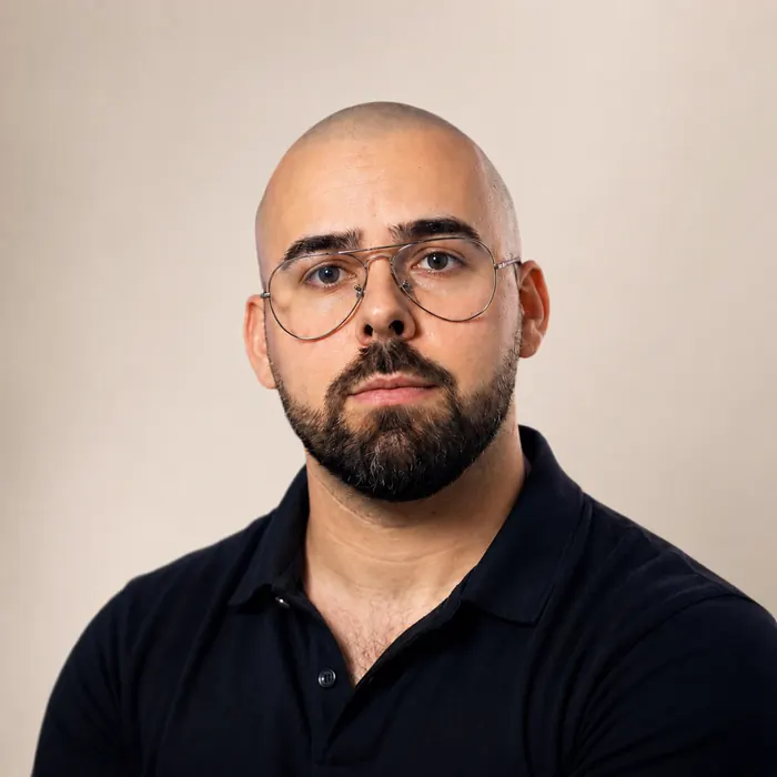 Retrato de Abel Mendoza, especialista en micropigmentación capilar