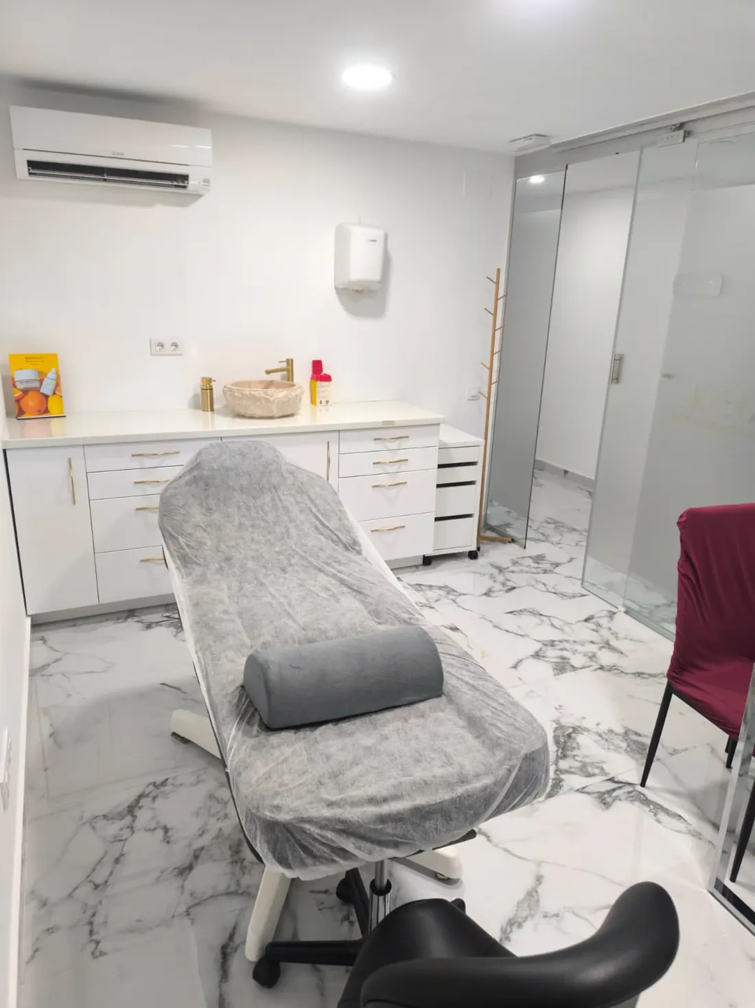 Sala de tratamiento del estudio de micropigmentación en Barcelona